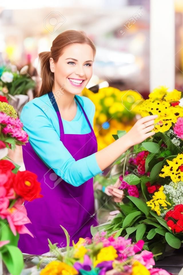 Fröhliche Frau Blumenladen Markt Wahl von Arbeitsmethoden bunten Markt