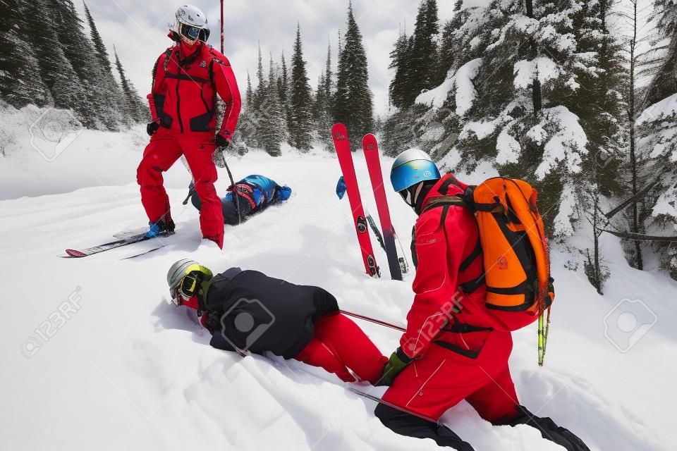 雪の中で横になっているスキー パトロール ヘルプ負傷した女性スキーヤーを救助します。