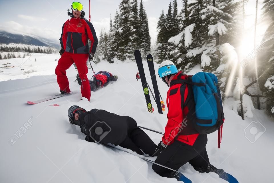 Redding ski patrouille helpen gewonde vrouw skiër liggen in de sneeuw
