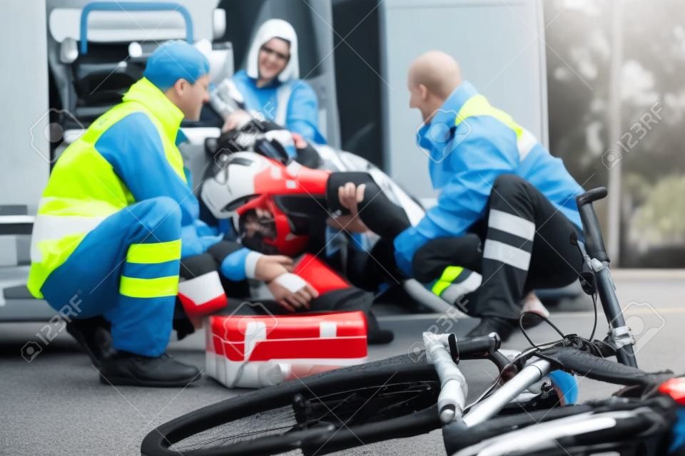 Mujer en bicicleta Accidente Obtenga ayuda de emergencia paramédicos en una ambulancia