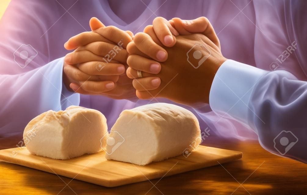 Un marito e una moglie pregano insieme, ringraziando le benedizioni del cibo e la comunione spirituale con Dio.