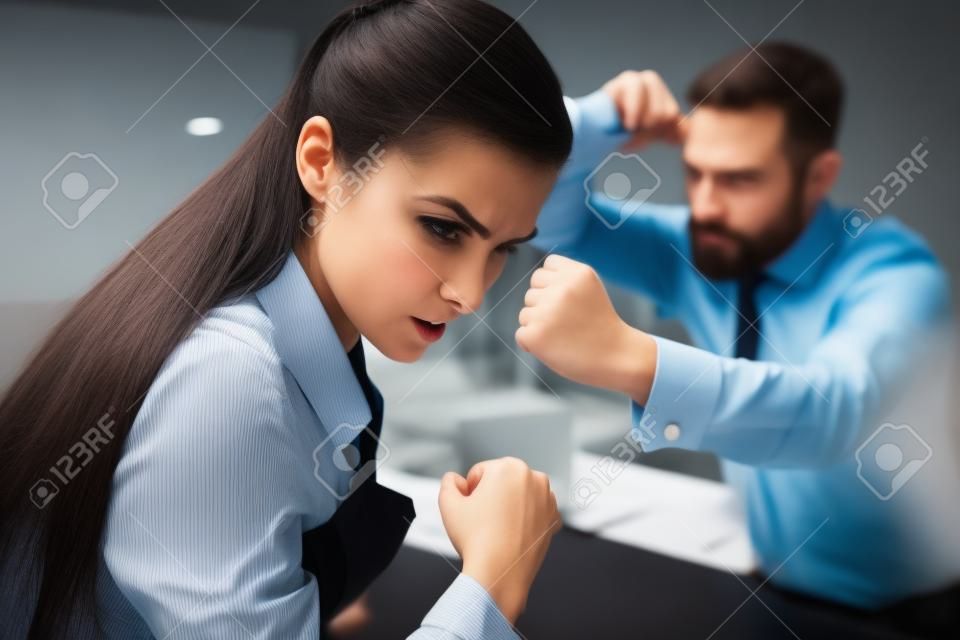 Colegas agresivos disputan mientras trabajan. Competir en los negocios. Concepto de lucha de géneros.