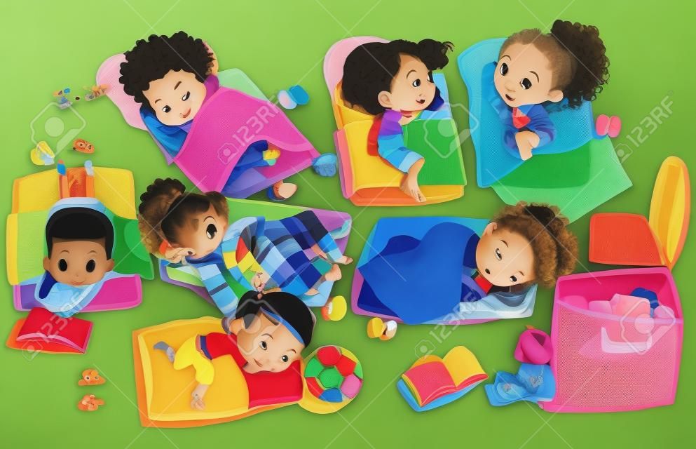 Nickerchen im Kindergarten. Eine Gruppe von gemischtrassigen Mädchen und Jungen hat eine Pause bei einem Nickerchen mit Farbfüllung. Traumzeit im Vorschulalter. Zwei Mädchen klatschen während des Tagesschlafes.