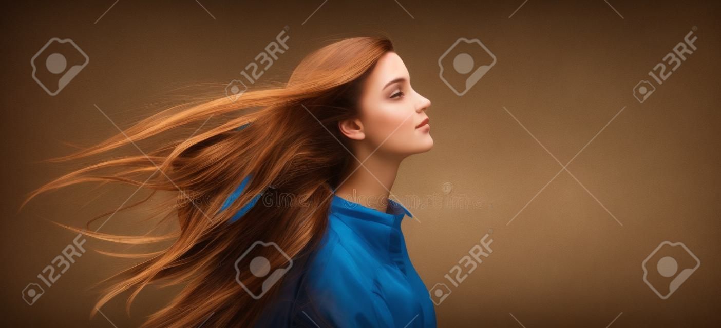 Ritratto di un giovane sognante bellezza bruna con i capelli spazzate dal vento.