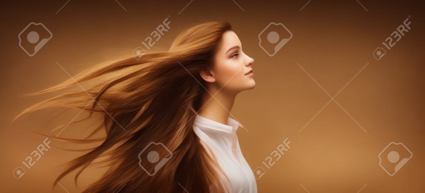 Portret młodego brunetka piękna z sennej włosy smagane wiatrem.