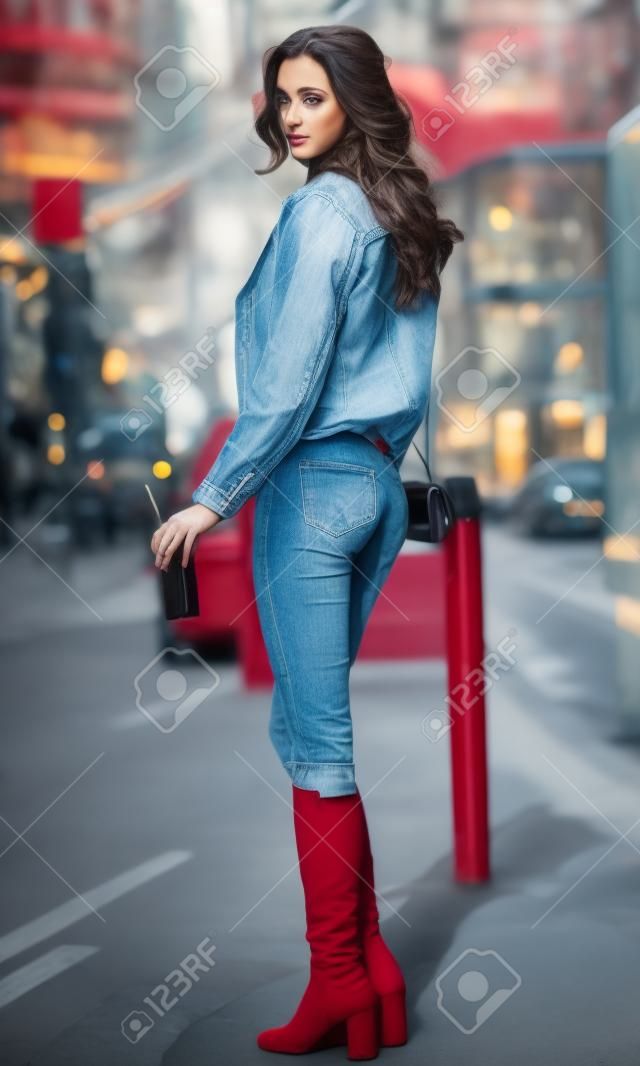 Ritratto di strada di bella giovane donna alla moda bruna.