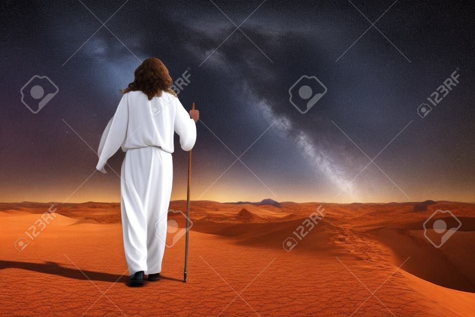 Jezus Christus wandelen met stok in de woestijn, achteraanzicht. Ruimte voor tekst