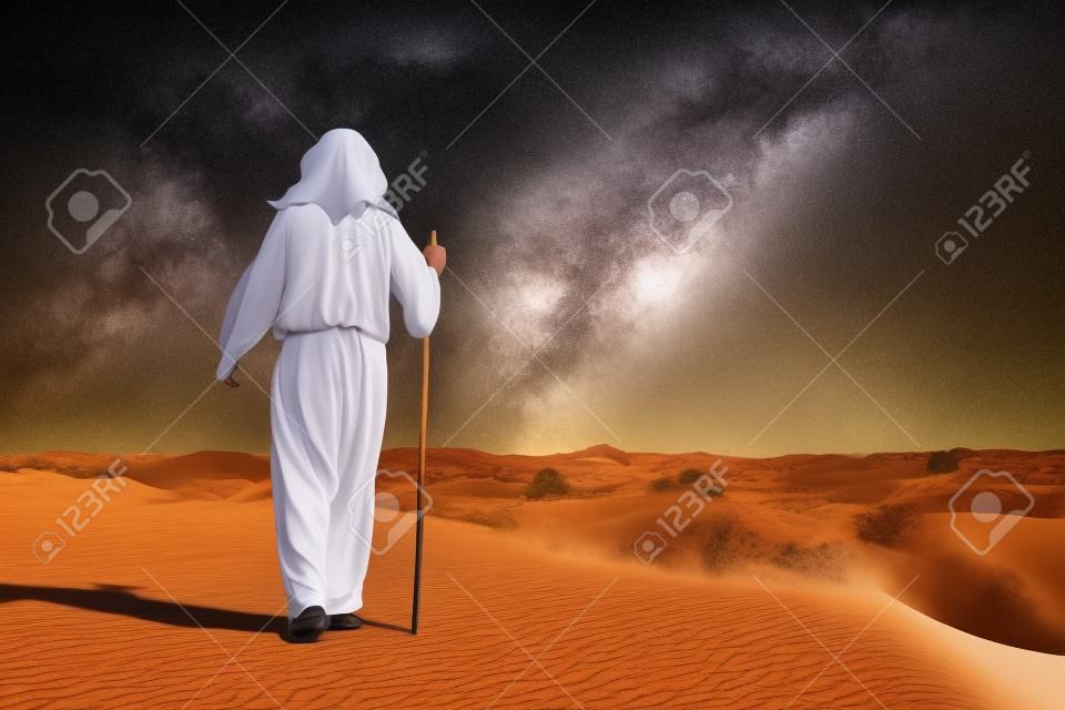 Jezus Christus wandelen met stok in de woestijn, achteraanzicht. Ruimte voor tekst