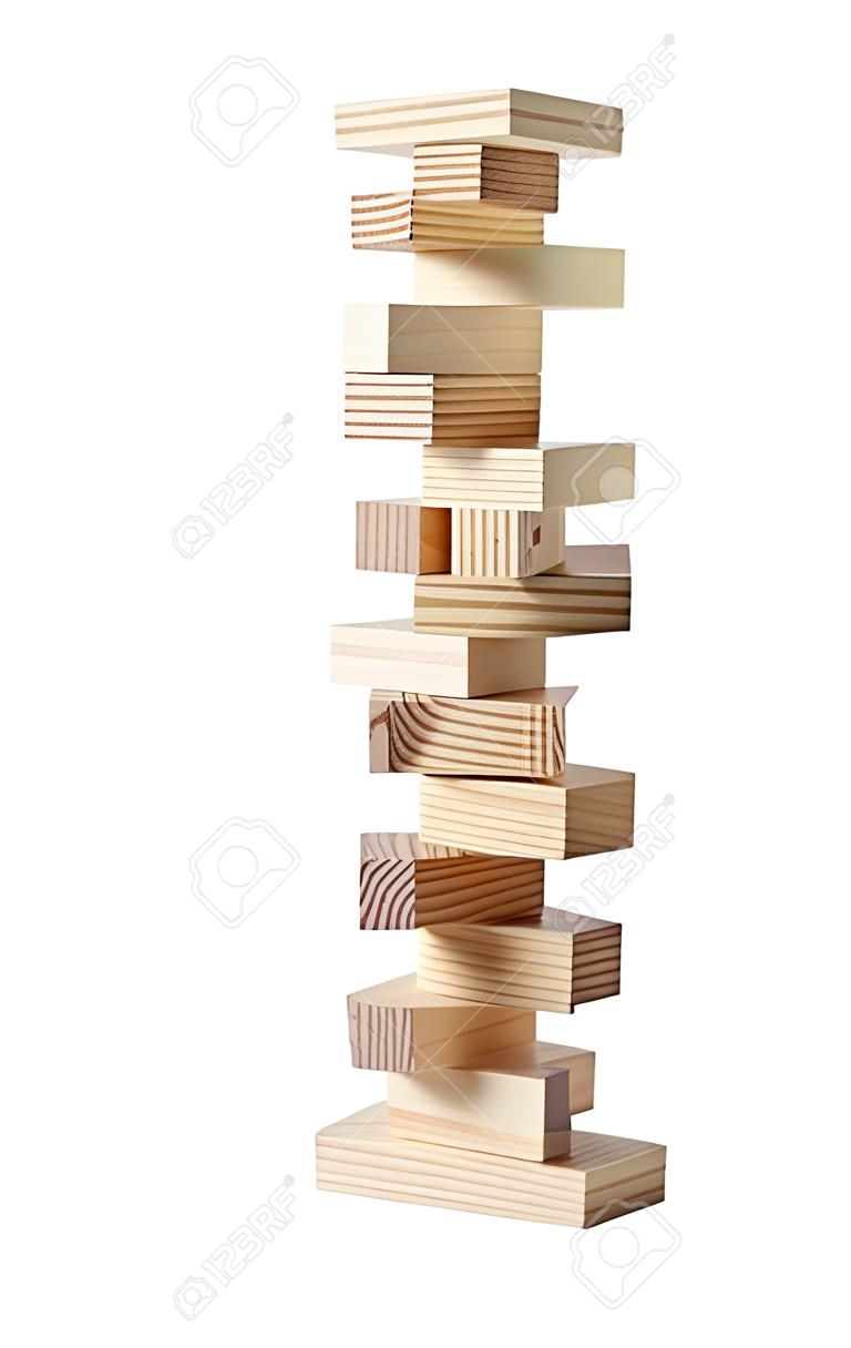 Jenga-Turm aus Holzklötzen auf weißem Hintergrund