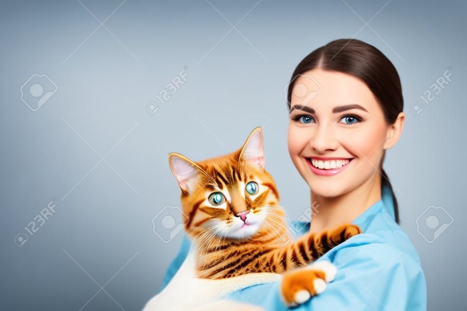 Lekarz weterynarii z uroczym kotem w klinice