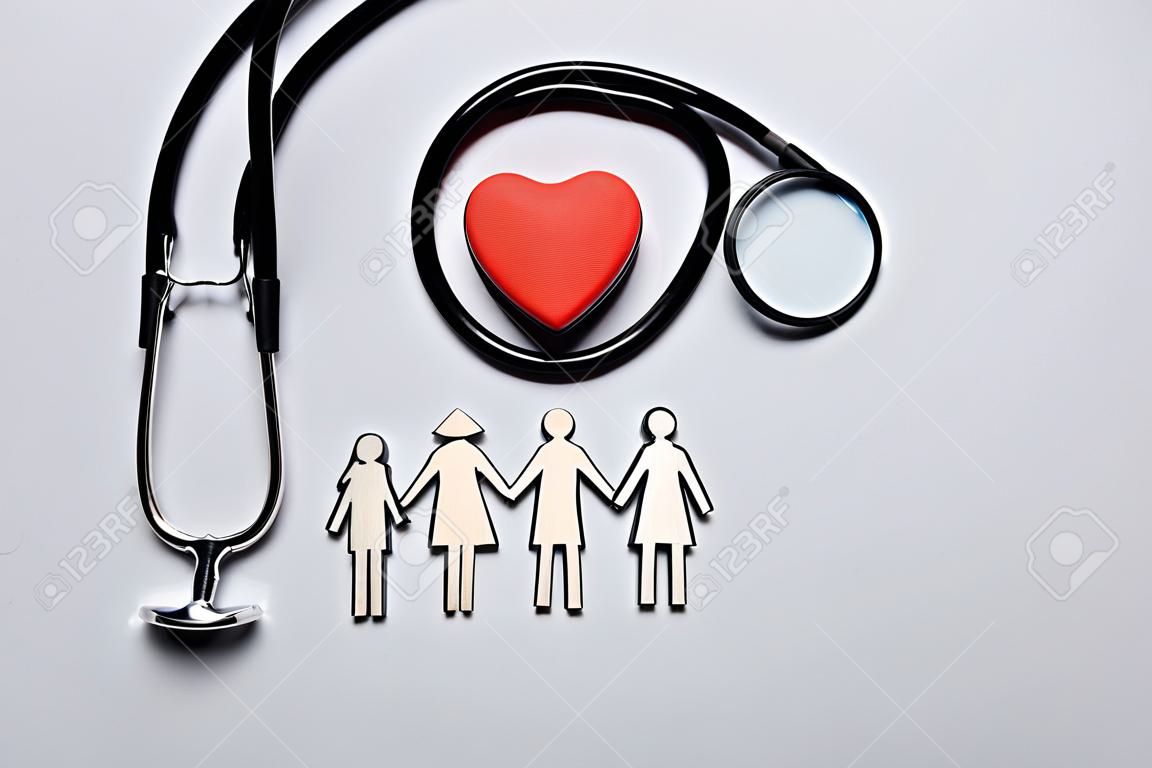 Figures de famille près du stéthoscope et du coeur sur fond blanc concept d'assurance à plat