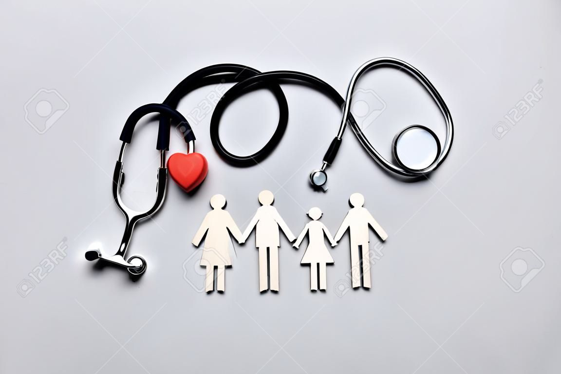 Figures de famille près du stéthoscope et du coeur sur fond blanc concept d'assurance à plat