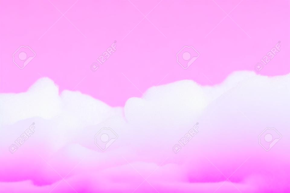 Espuma de baño esponjosa sobre fondo rosa, primer plano