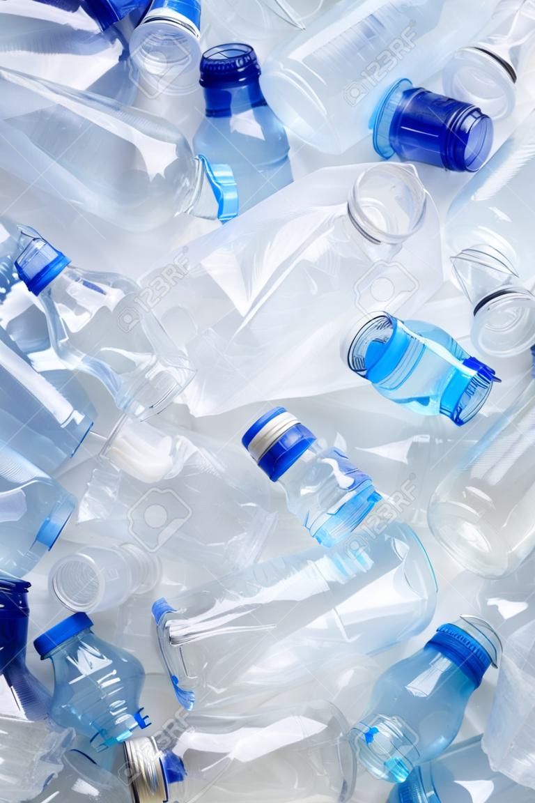 Muchas botellas de plástico usadas como problema de reciclaje de vista superior de fondo