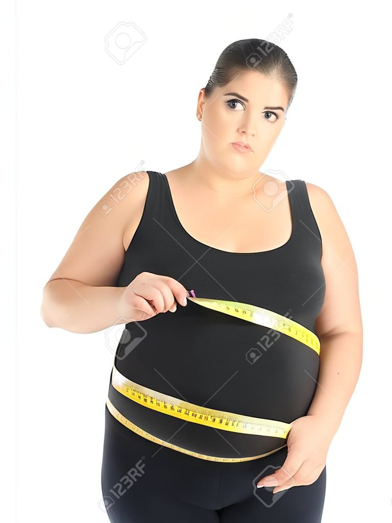 Donna in sovrappeso con nastro di misurazione su sfondo bianco