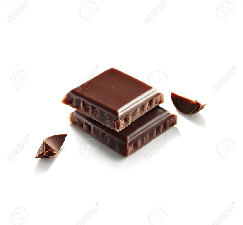 Stücke leckerer Milchschokolade auf weißem Hintergrund