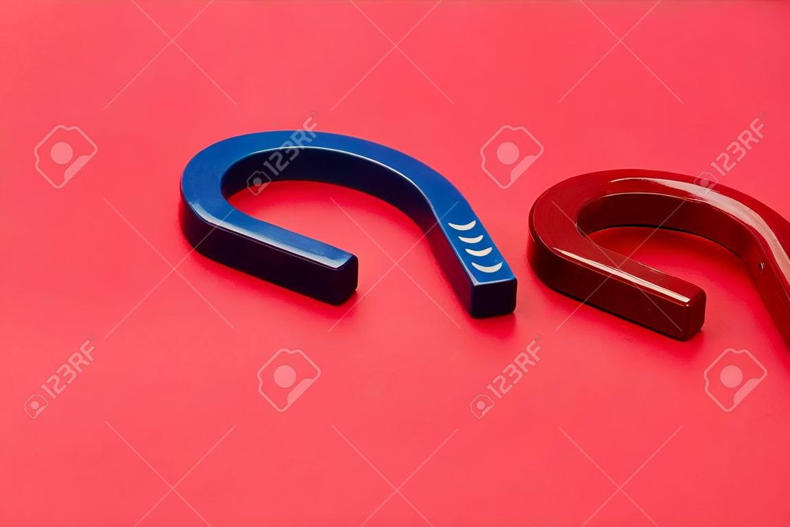 Imán de herradura rojo y azul en el espacio de fondo de color para texto