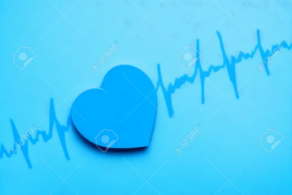 coeur et cardiogramme sur fond bleu