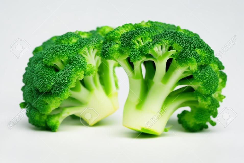 Reifer Brokkoli getrennt auf weißem Hintergrund