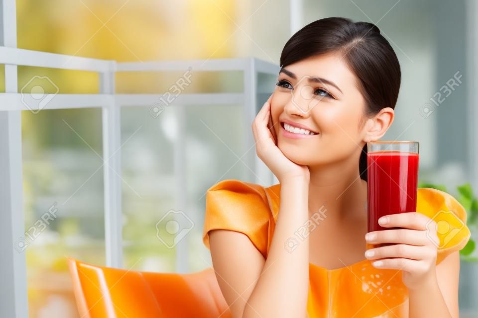 ジュースのガラスを飲む女性