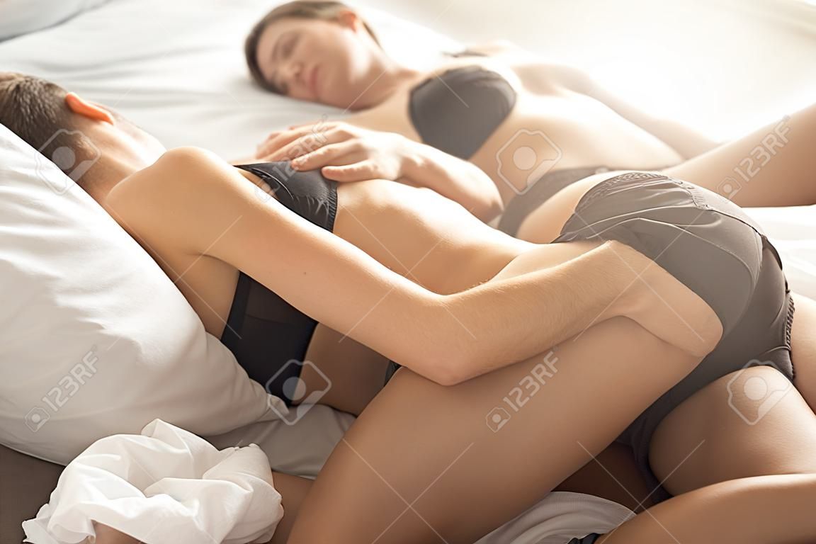 Junges Paar intime Beziehung auf dem Bett