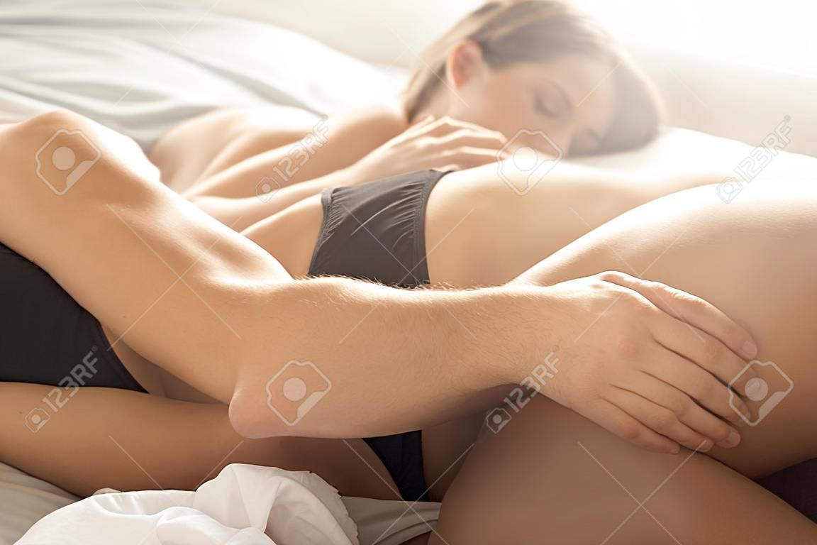 Junges Paar intime Beziehung auf dem Bett
