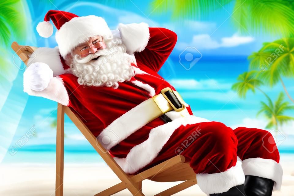 Relajado Santa Claus sentado en una silla, en una playa tropical con palmeras