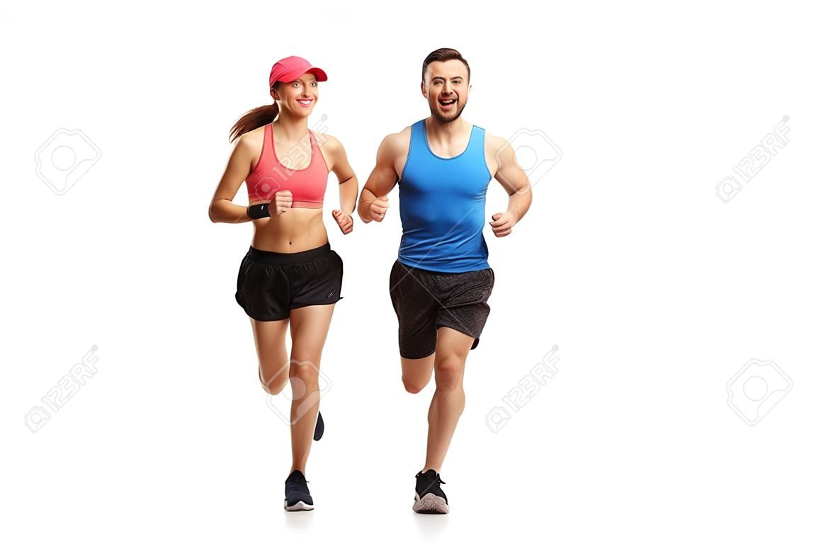 Portrait complet d'un jeune homme et d'une femme faisant du jogging isolé sur fond blanc