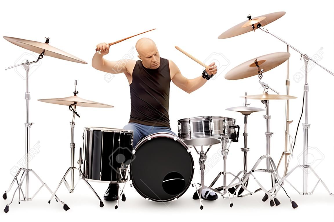 Glatzköpfiger Musiker spielt Schlagzeug isoliert auf weißem Hintergrund