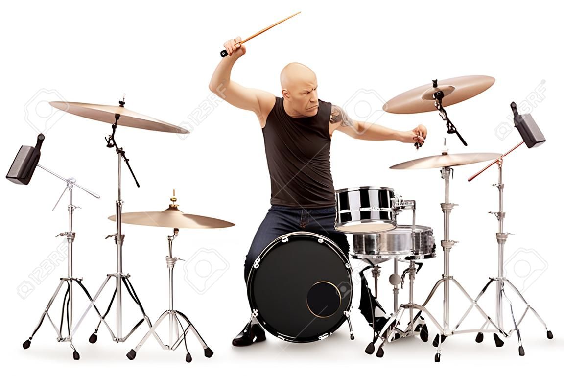 Glatzköpfiger Musiker spielt Schlagzeug isoliert auf weißem Hintergrund