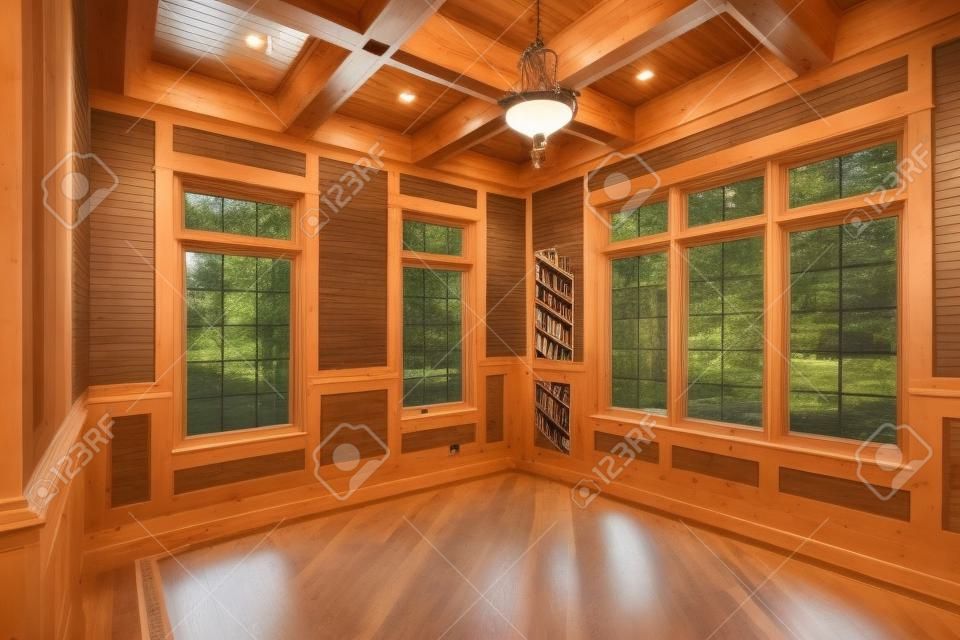 Biblioteca en casa con vigas del techo de madera de nueva construcción