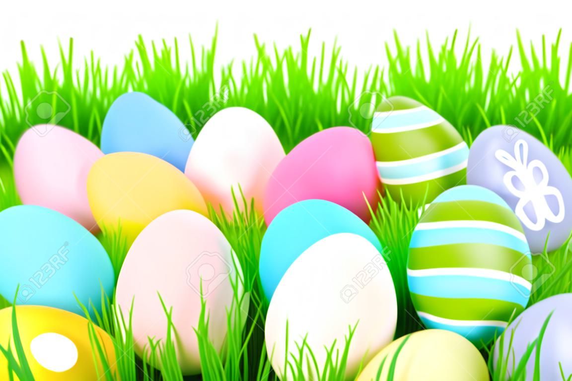 Ostern gefärbte Eier auf den grünen Rasen