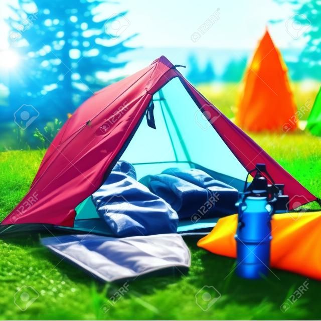 Ai erzeugt fröhliches Sommercamping in leuchtenden Farben mit Zeltschlafsack und Grill