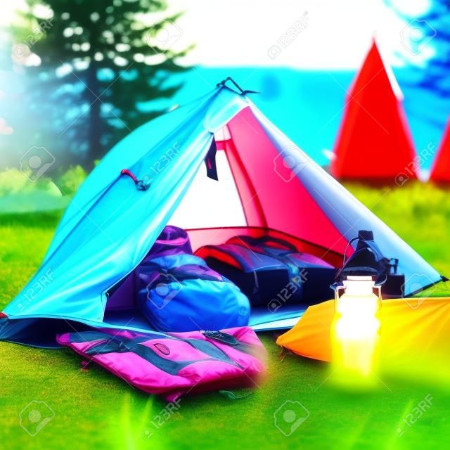 Ai erzeugt fröhliches Sommercamping in leuchtenden Farben mit Zeltschlafsack und Grill