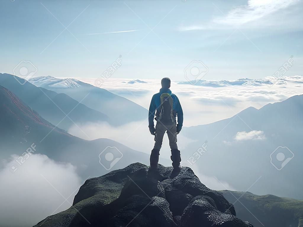 Generativer KI-Mann auf dem Gipfel des Berges, epische Aufnahme von Abenteuerwanderungen allein in den Bergen außerhalb eines aktiven Lebensstils und Reiseurlaubs