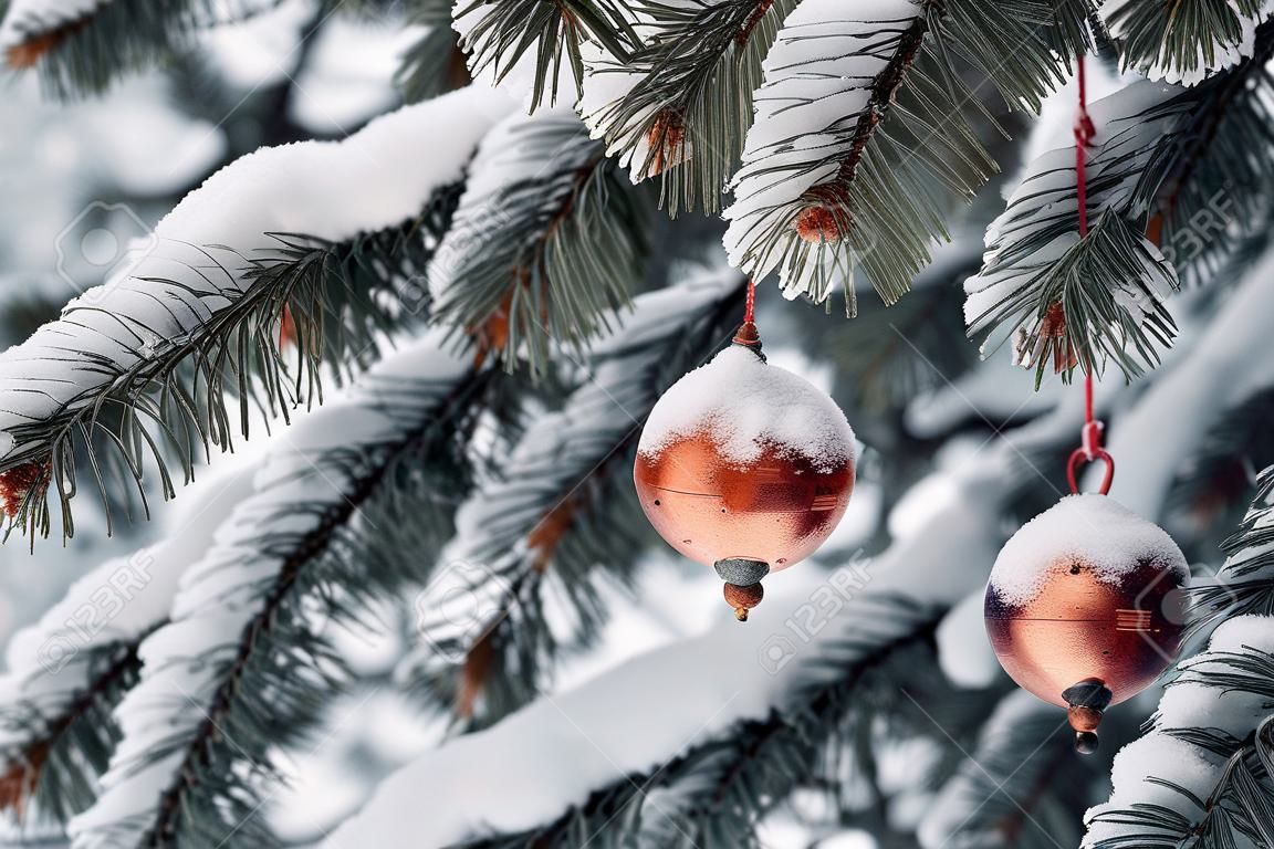 Generative AI : Snow balls on the branches of a tree