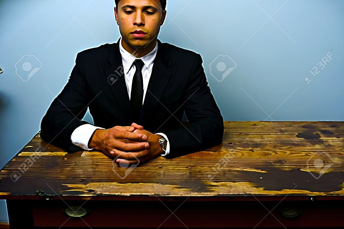 Kaufmann sitzt am alten Schreibtisch