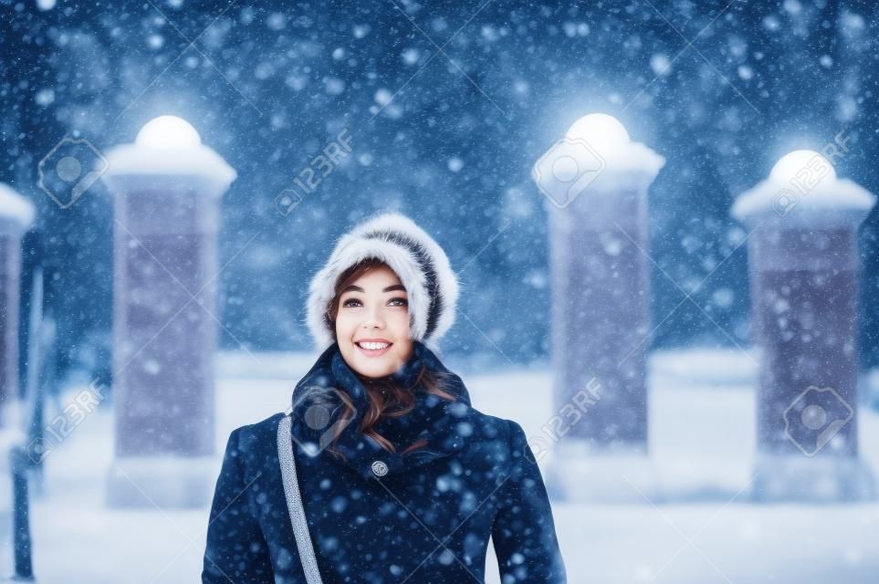 Młoda kobieta spaceru na ulicy w zimie