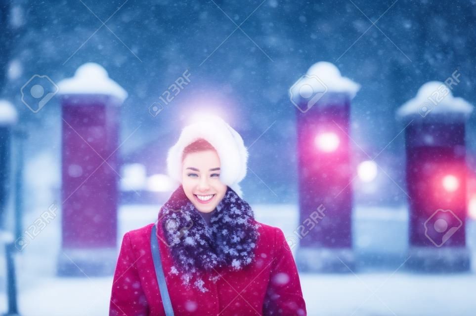Une jeune femme se promène dans la rue en hiver