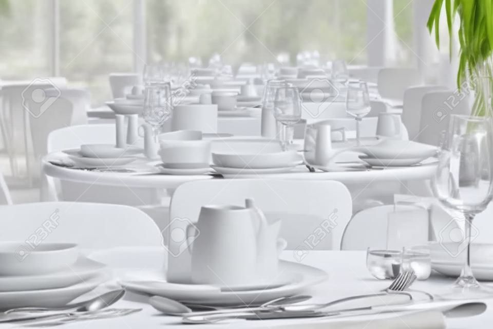 vajilla hermosa mesa en restaurante