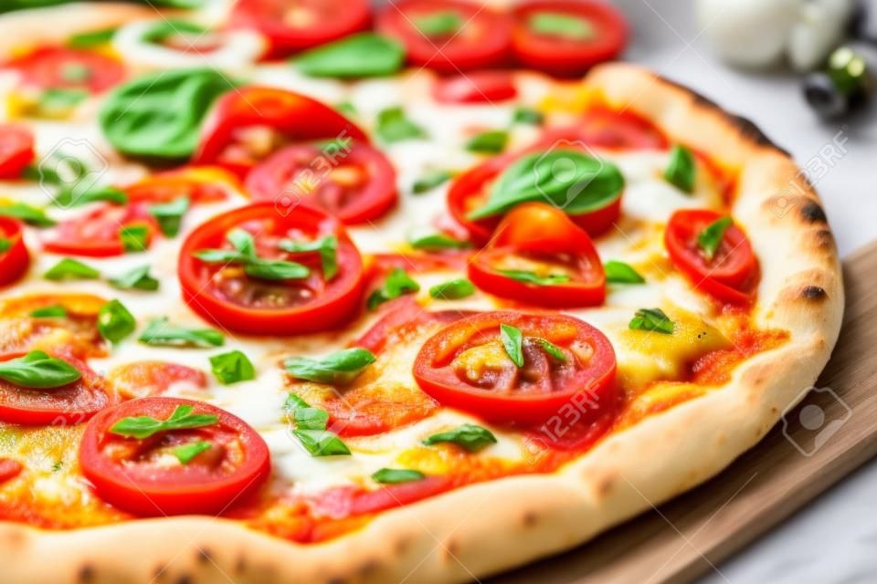 свежие итальянская пицца с помидорами, моцареллой и зеленым перцем