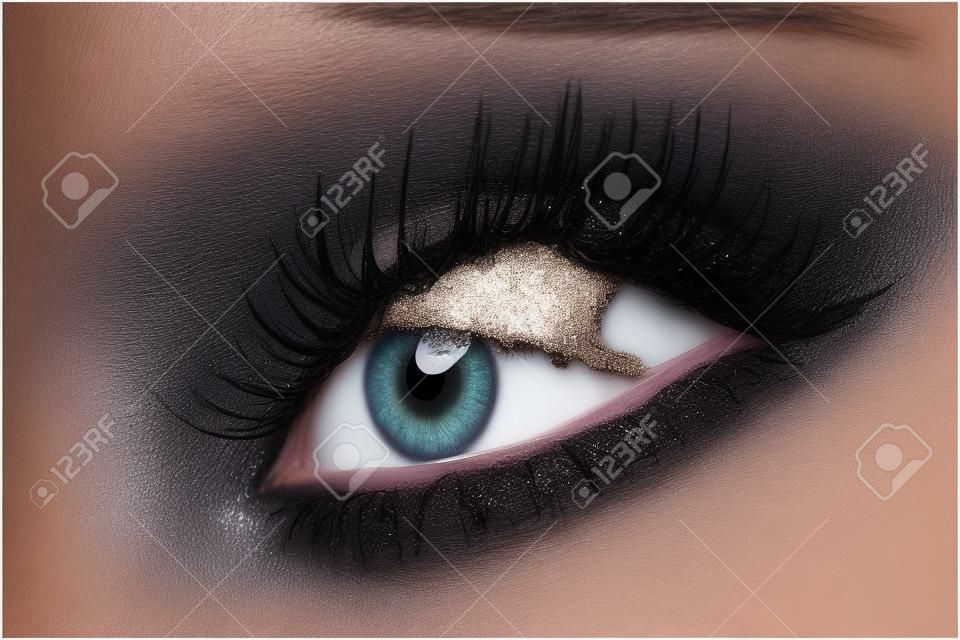 Maquillaje de ojos creativo. Ojos de humo de moda. Cosméticos y maquillaje. Maquillaje de ojos oscuros Con maquillaje de ojos negros oscuros.