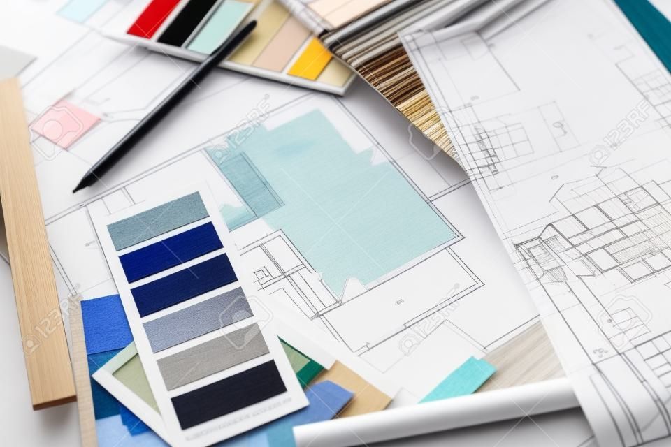 室內設計師的工作表，房子的建築計劃，調色板，家具和織物樣品中的藍色。圖紙和計劃裝修房子。