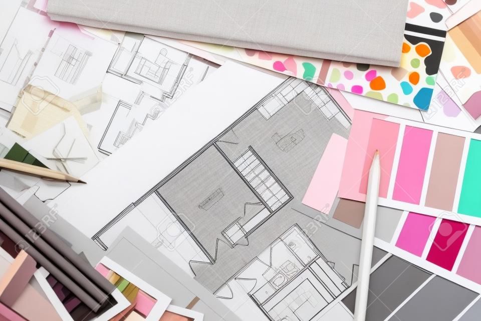 La table de designer d'intérieur de travail, un plan architectural de la maison, une palette de couleurs, du mobilier et des échantillons de tissu de couleur gris et rose. Dessins et plans de décoration de la maison.