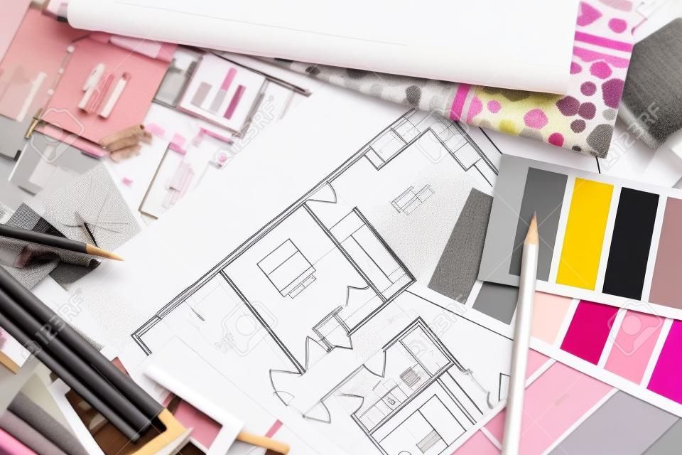 Inter tasarımcının çalışma masası, evin bir mimari plan, gri ve pembe renkli bir renk paleti, mobilya ve kumaş örnekleri. Çizimler ve ev dekorasyonu için planlar.