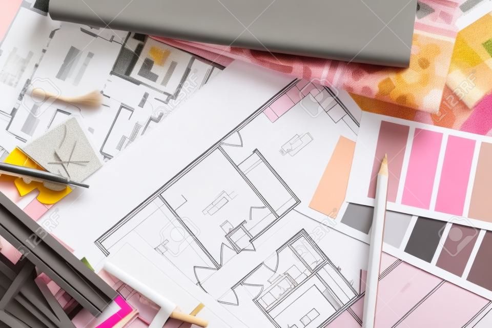 Interieur ontwerper werktafel, een architectonisch plan van het huis, een kleurenpalet, meubels en stof monsters in grijs en roze kleur. Tekeningen en plannen voor huis decoratie.