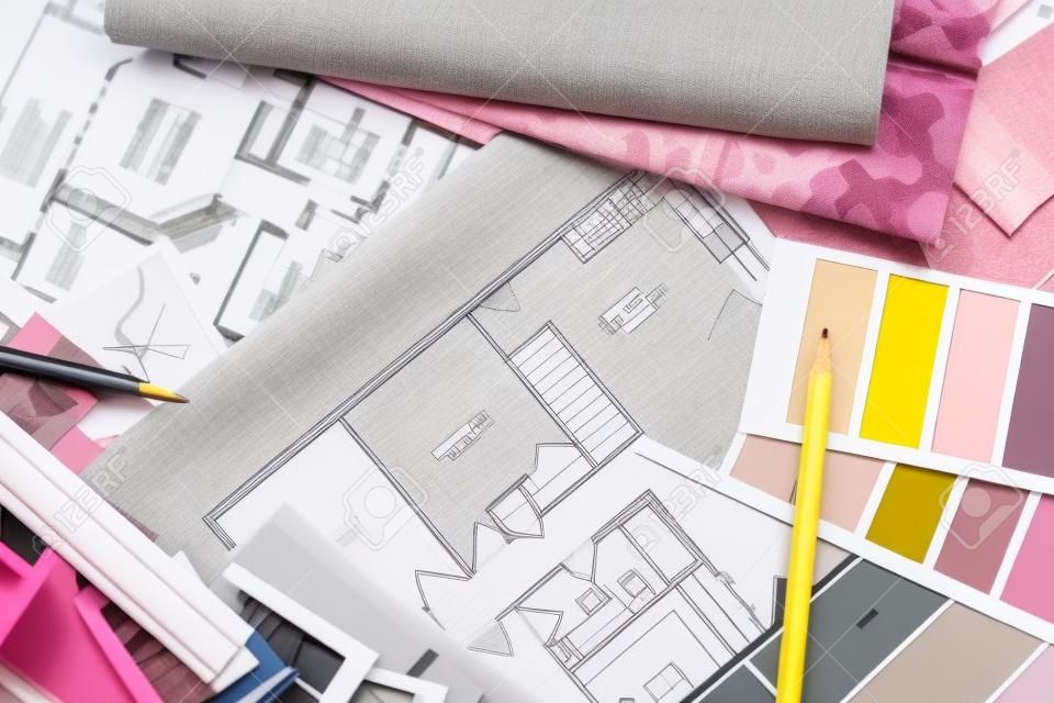 Interieur ontwerper werktafel, een architectonisch plan van het huis, een kleurenpalet, meubels en stof monsters in grijs en roze kleur. Tekeningen en plannen voor huis decoratie.