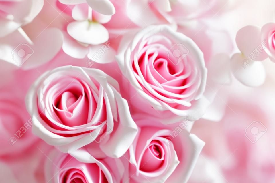 어두운 배경, 소프트 포커스, 근접 분홍색과 흰색 장미의 우아한 꽃다발. 로맨틱 hipster 배경입니다. 빈티지 필터입니다.