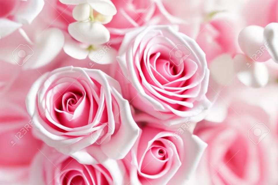 Eleganter Blumenstrauß der rosa und weißen Rosen auf einem dunklen Hintergrund, Weichzeichner, Nahaufnahme. Romantische hipster Hintergrund. Weinlese-Filter.