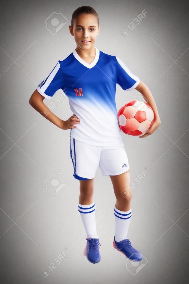 Девушка в спортивной одежды с футболом, изолированных на белом фоне